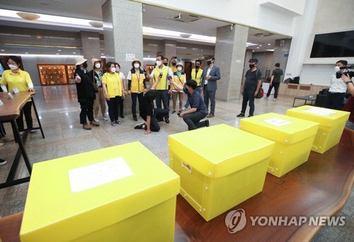 4·16세월호참사가족협의회 관계자 및 유가족 등이 지난 7월 27일 세월호 기억공간 물품들이 옮겨진 서울시의회 로비를 둘러보고 있다. <연합뉴스>